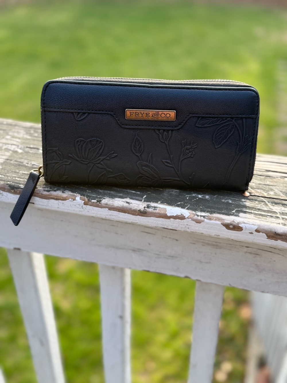 NWOT FRYE AND CO. BLACK FLORAL ZIP AROUND WALLET